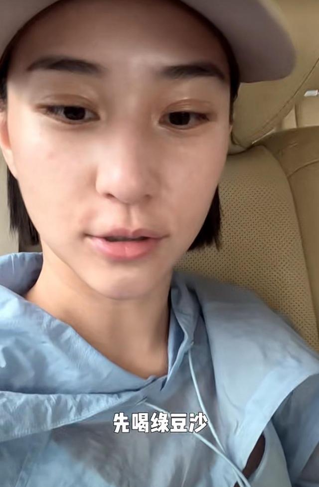 何超莲|何超莲携男友游成都,窦骁晒黑了法令纹显老,拍照不加美颜很真实