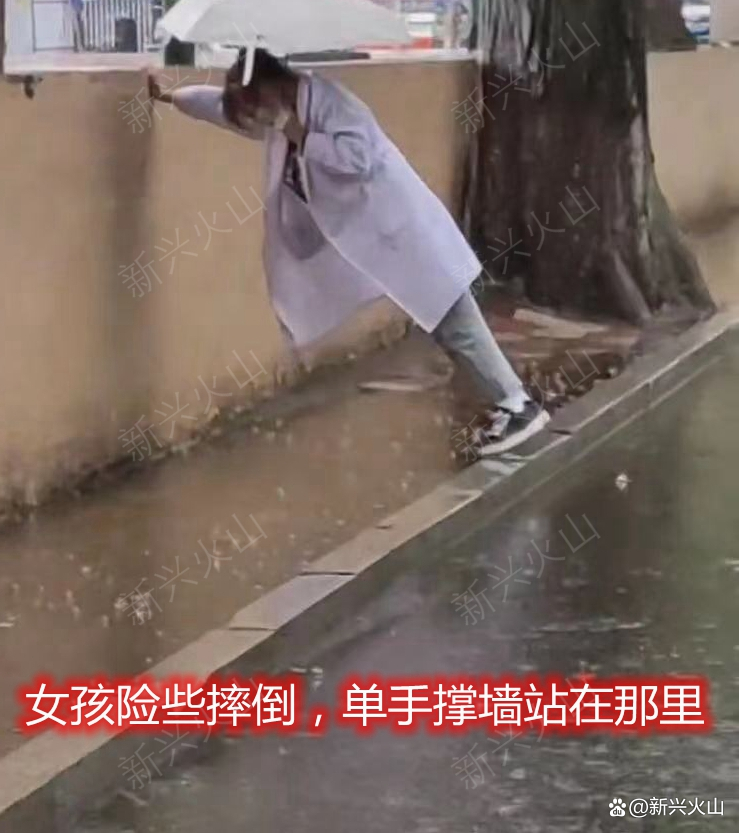 女孩险些摔倒,单手撑墙不敢动弹,男生一脸疑惑:她在练什么功夫