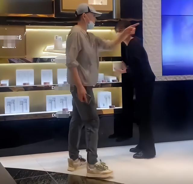 护肤品 宋丹丹买护肤品被偶遇！指挥店员拿货气场足, 保养的不错
