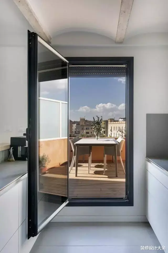 别人嫌弃的81平顶层小复式,厨房开门通露台,待外面都不想回家!