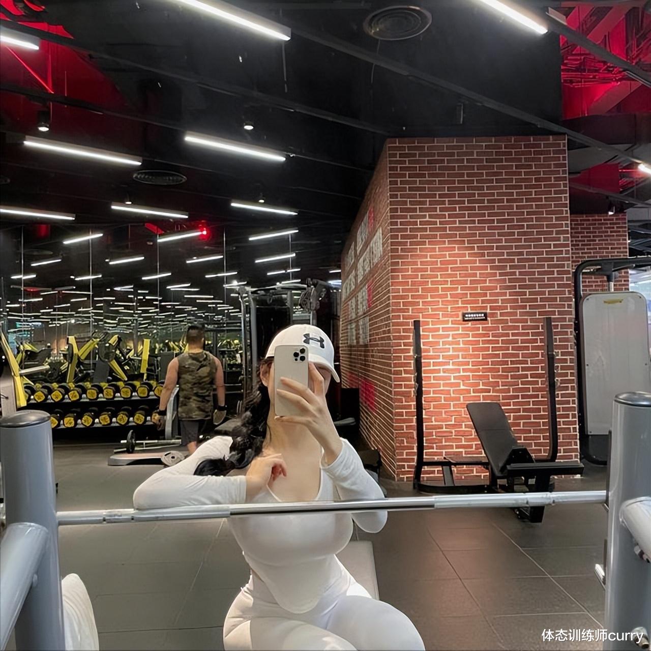 健身|00后健身辣妹,身材曲线完美,自律和健身成就了她