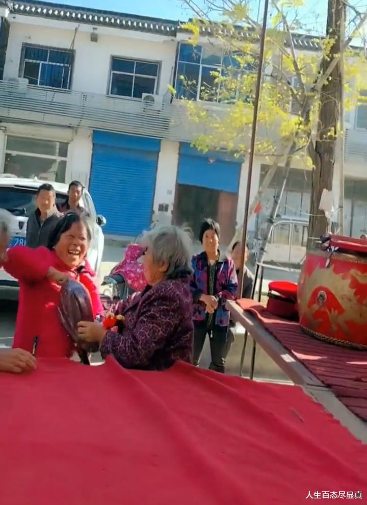 女子为活跃气氛送平底锅,白发大妈望眼欲穿,红衣大妈不讲武德
