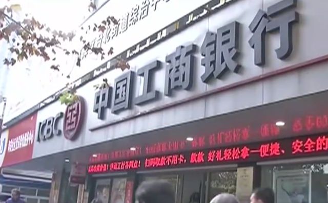 武汉女大学生检查发现银行卡余额多了31万,银行:就是你的