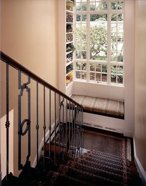 |楼梯转角是块宝，贴窗打排40公分高卡座，成休闲看书圣地！
