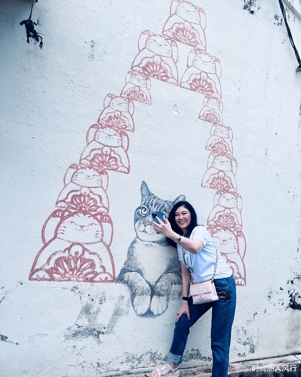 学霸|55岁英拉高调晒母子合影!她穿小香风比明星还美,学霸儿子像路人