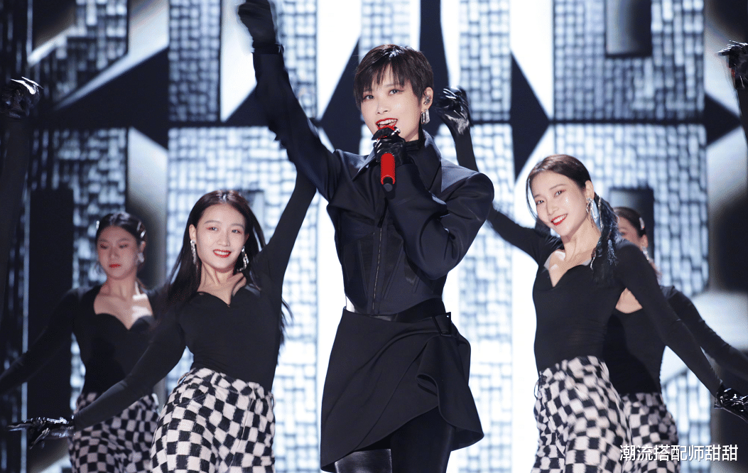 李宇春|芒果年货节：李宇春超A造型配红唇，鞠婧祎似童话公主