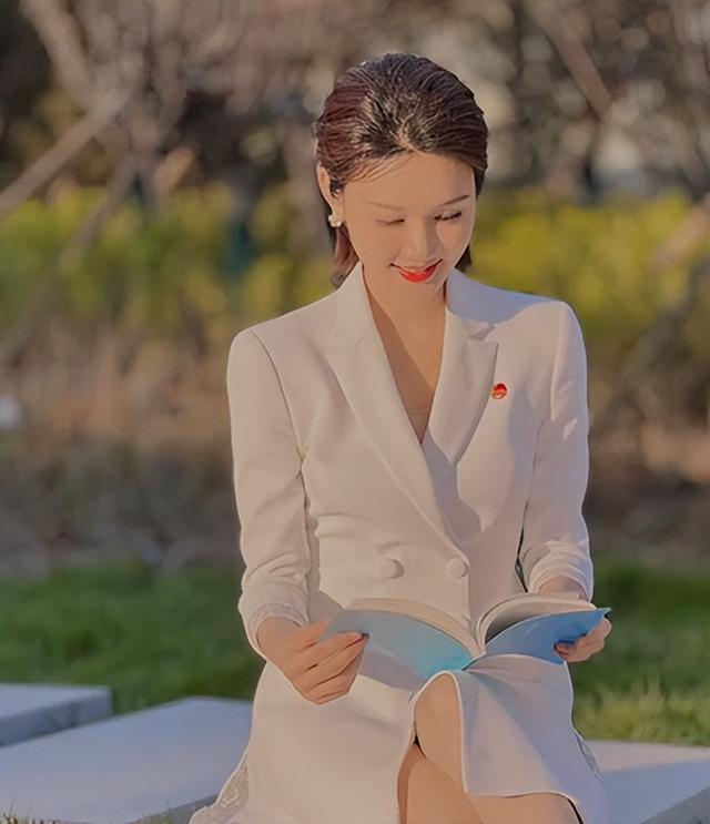 龙洋|龙洋越来越有“董卿”范!穿白裙优雅逆袭成央视花旦,梳大背头气场全开