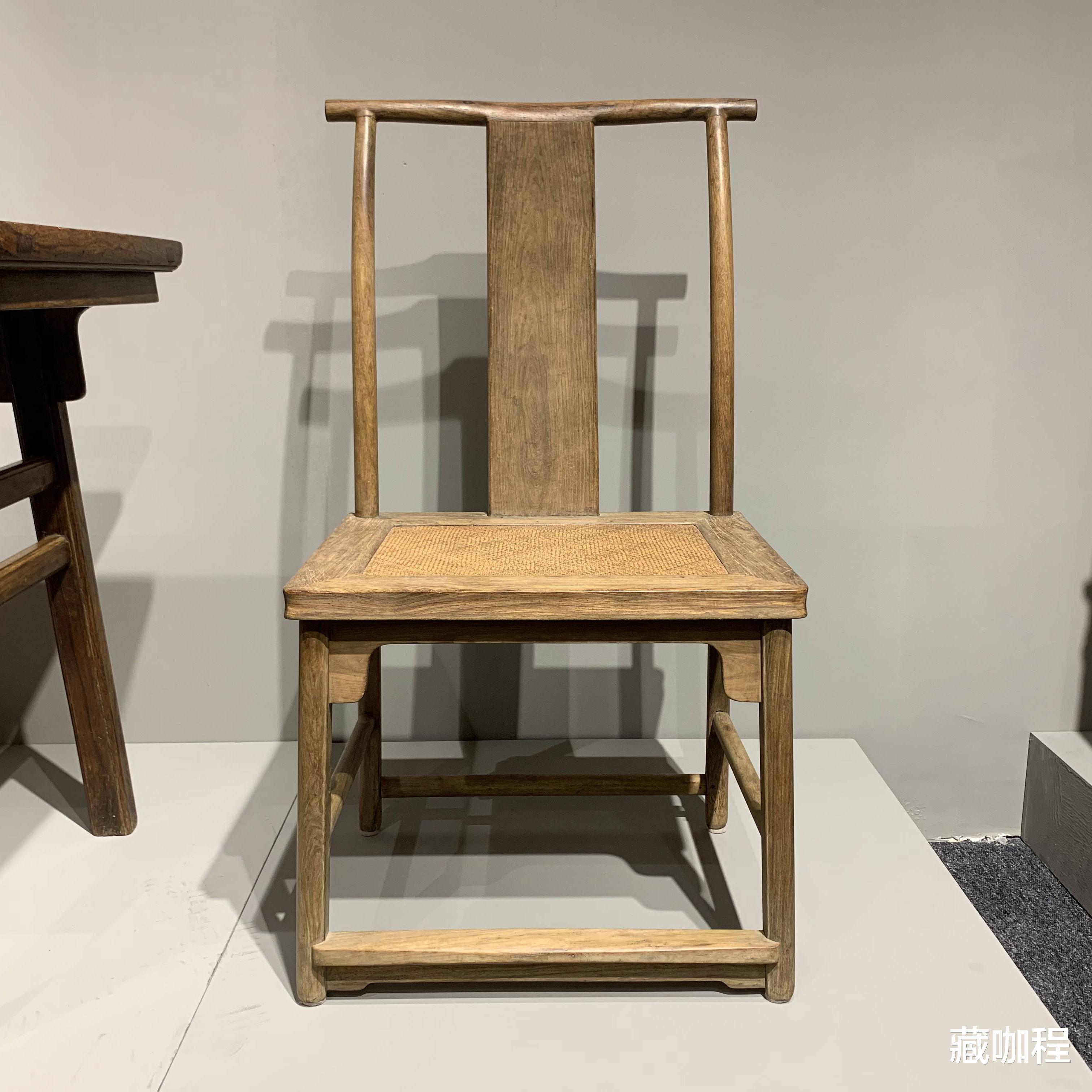 |四腿八挓、挺拔秀丽，清黄花梨灯挂对椅60万起