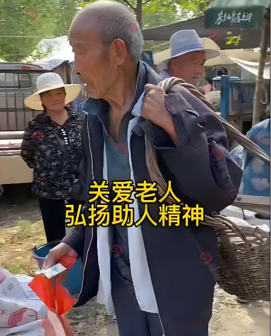 89岁老人卖菜为生,男子送一条肉给他100元,网友:养儿不防老