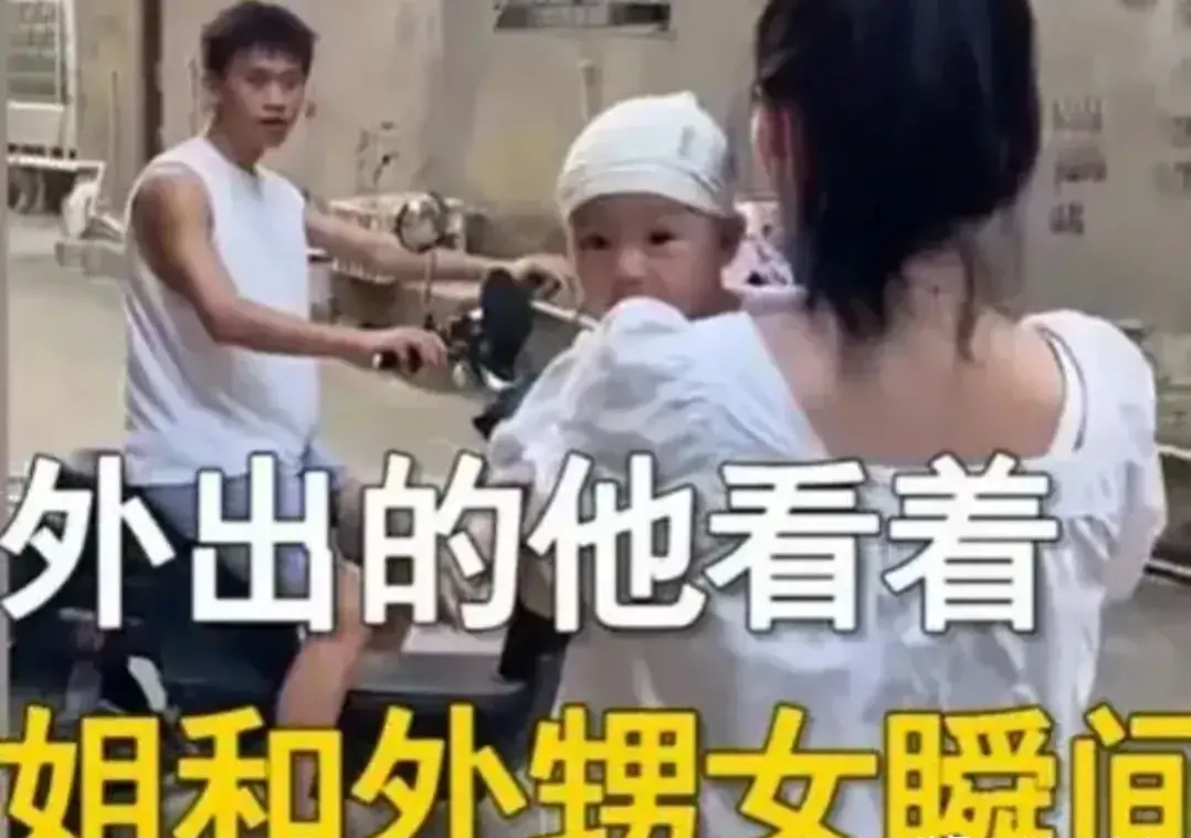 四川成都。一远嫁的女子带着五个月的孩子偷偷回娘家,给50岁的妈妈庆生