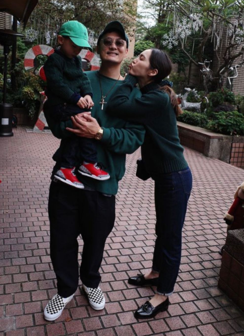 余文乐|余文乐牵手老婆亮相，胡子拉碴胖成油腻大叔，王棠云披西装像贵妇