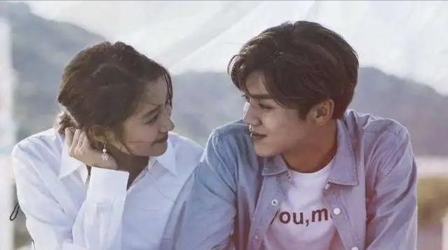 关晓彤|关晓彤“坐牢”事件后，首次露面表情严肃，戴鹿晗潮牌帽力证关系