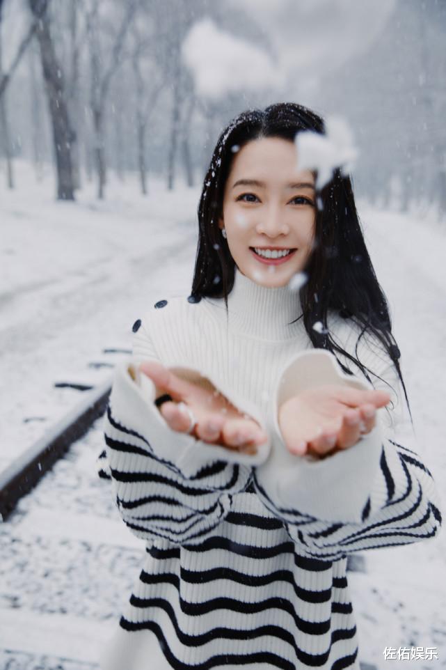 李沁|李沁晒雪景写真美照,笑容甜美超治愈,活泼开朗惹人爱