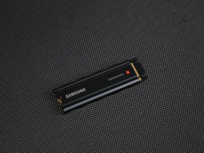 三星|高端游戏玩家必备!三星980PRO散热片版旗舰固态硬盘体验
