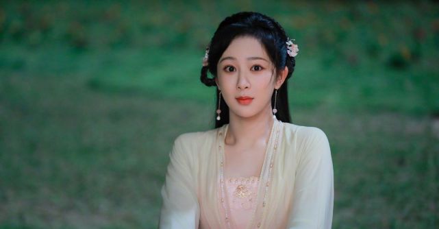 杨紫|杨紫和好兄弟邓伦拍广告大片，相比赵丽颖同款，这对拍摄深得人心