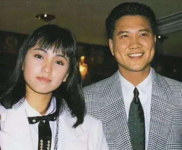 万梓良|万梓良与老婆结婚20周年补拍婚照9代单传18岁独子万大千罕有曝光