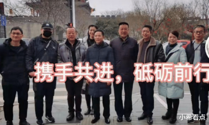 许敏|许敏等人游览包公祠，含义不言而喻，杜：身正不怕影斜，随你们！