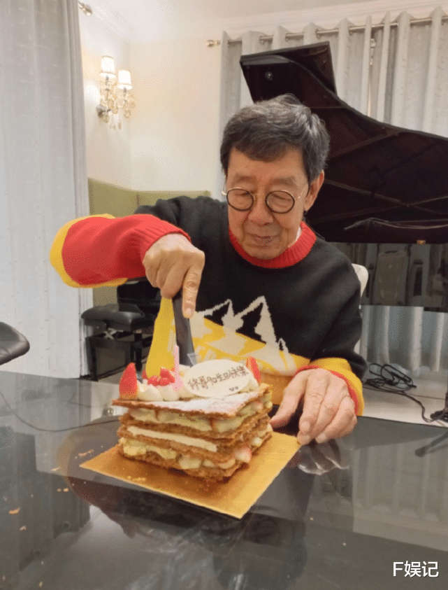 胡枫|圈中好友为老戏骨胡枫庆90岁生日 中气十足吃完饭即为演唱会练歌