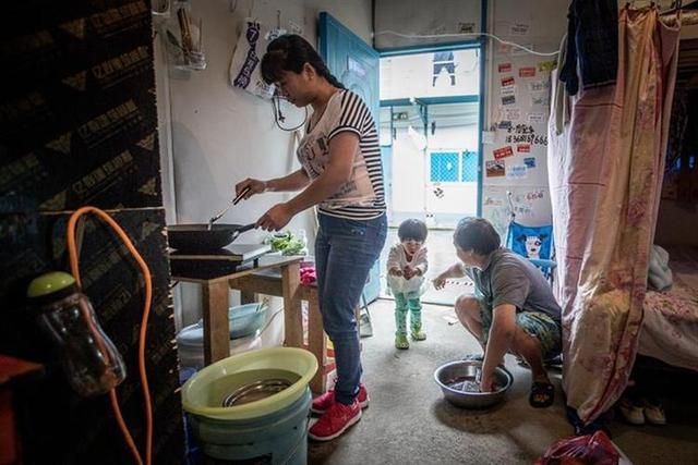 回顾:女子睡梦中被工头压在身上,因孩子在一旁熟睡不敢出声