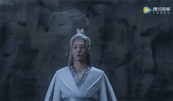 |助理跪地上帮换鞋、手接漱口水,明星的“贵族待遇”该停了