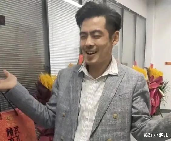 杨烁|工地小伙因长得太像杨烁走红全网，脸型身形酷似，犹如杨烁本人