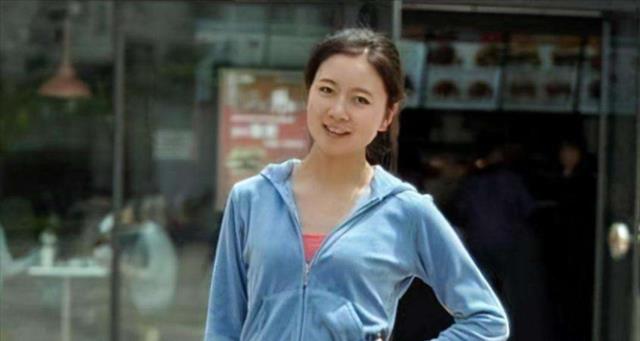 2015年,知名女主持酒后在路边“小解”,10分钟后命丧江边