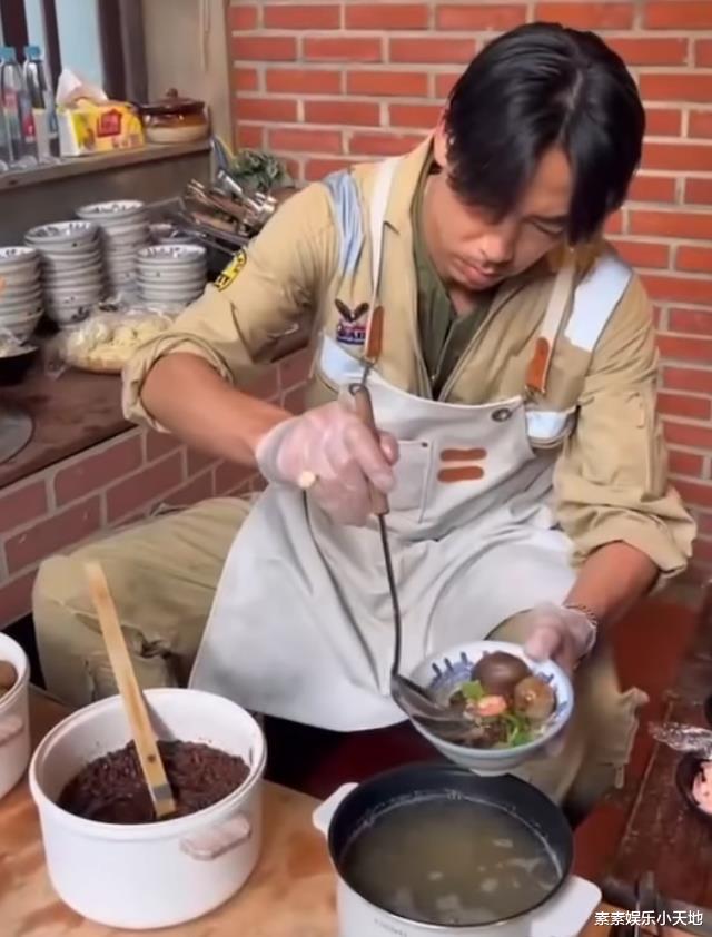 林志玲|林志玲老公素颜在街头煮小面,亲自为岳父岳母和全家人下厨