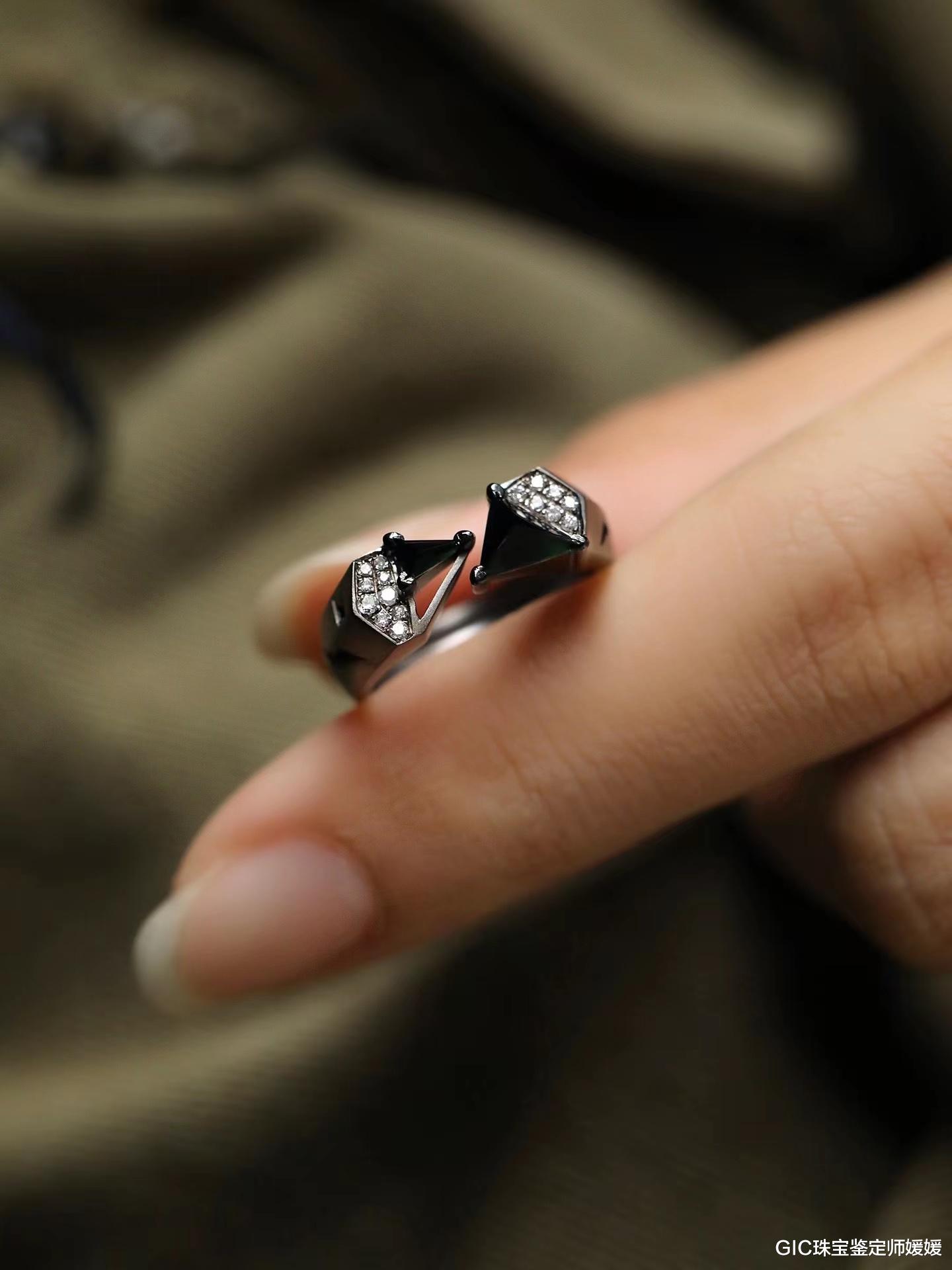 翡翠|这是翡翠中的另类，虽然外观又黑又脏，但是却不妨碍小众人群喜欢