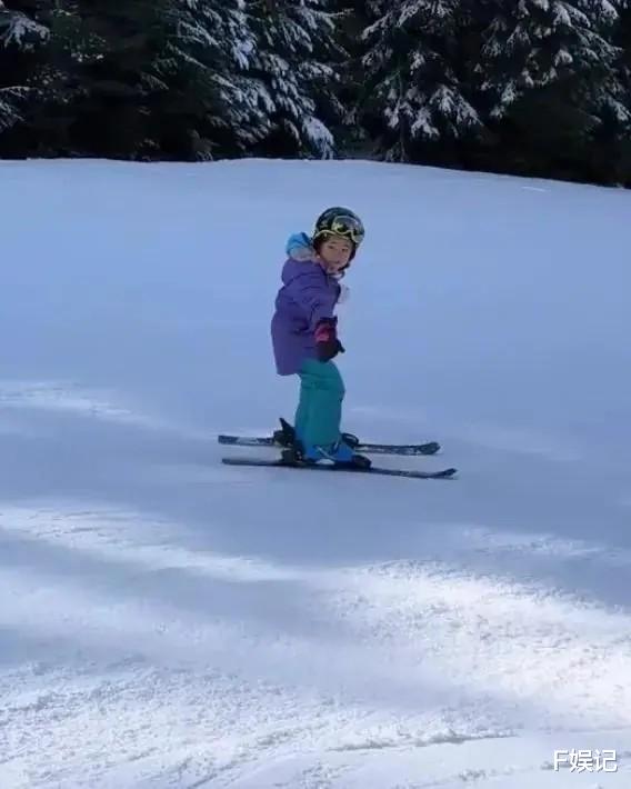 |钟嘉欣一家人去滑雪享受家庭乐 老公全程陪着大女儿滑雪很有爱