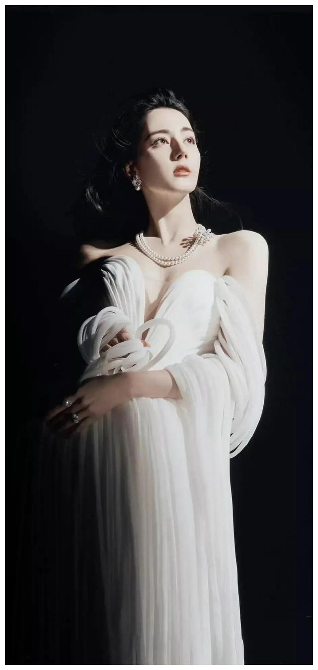 迪丽热巴|迪丽热巴为《费加罗》杂志拍摄封面照,白与黑意境独特