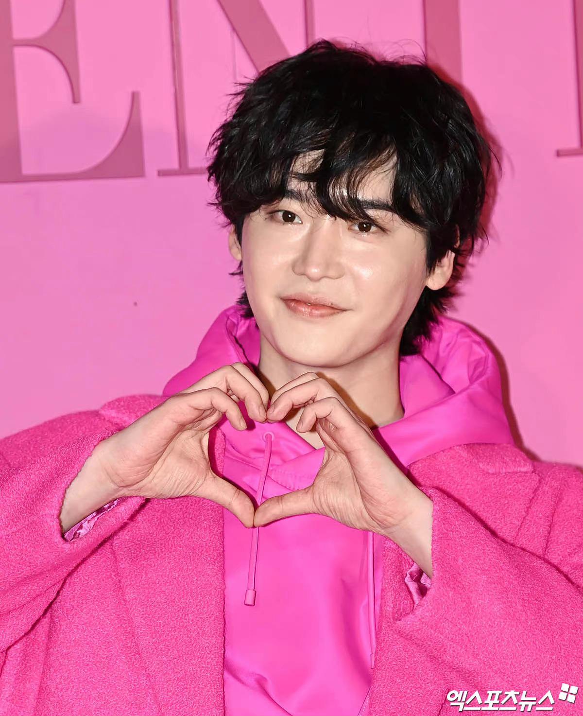 李钟硕|李钟硕一袭玫红大衣亮相,造型一言难尽,参加浪姐决赛毫无违和感