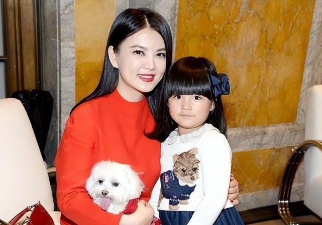 |王岳伦在国内给女庆生，意外暴露英国豪宅，独自买蛋糕庆祝显落寞