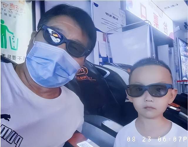 直播带货|远离纷争?熊磊与美女搭档再度开直播带货,默契配合下人气回升