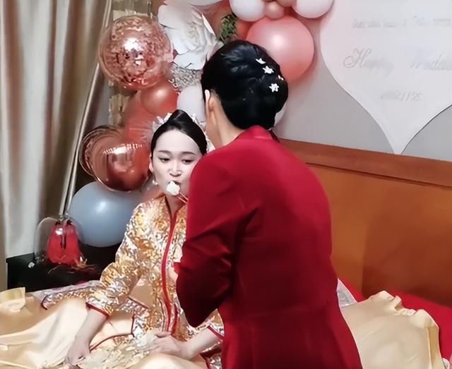 东方甄选|东方甄选YOYO大婚！穿秀禾亲自发喜糖，新郎官身材健壮全程戴口罩