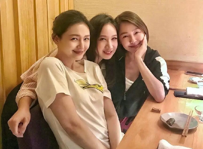 大S|大S、具俊晔结婚照曝光,穿露脐装结婚胆真大,糊的图也挡不住美