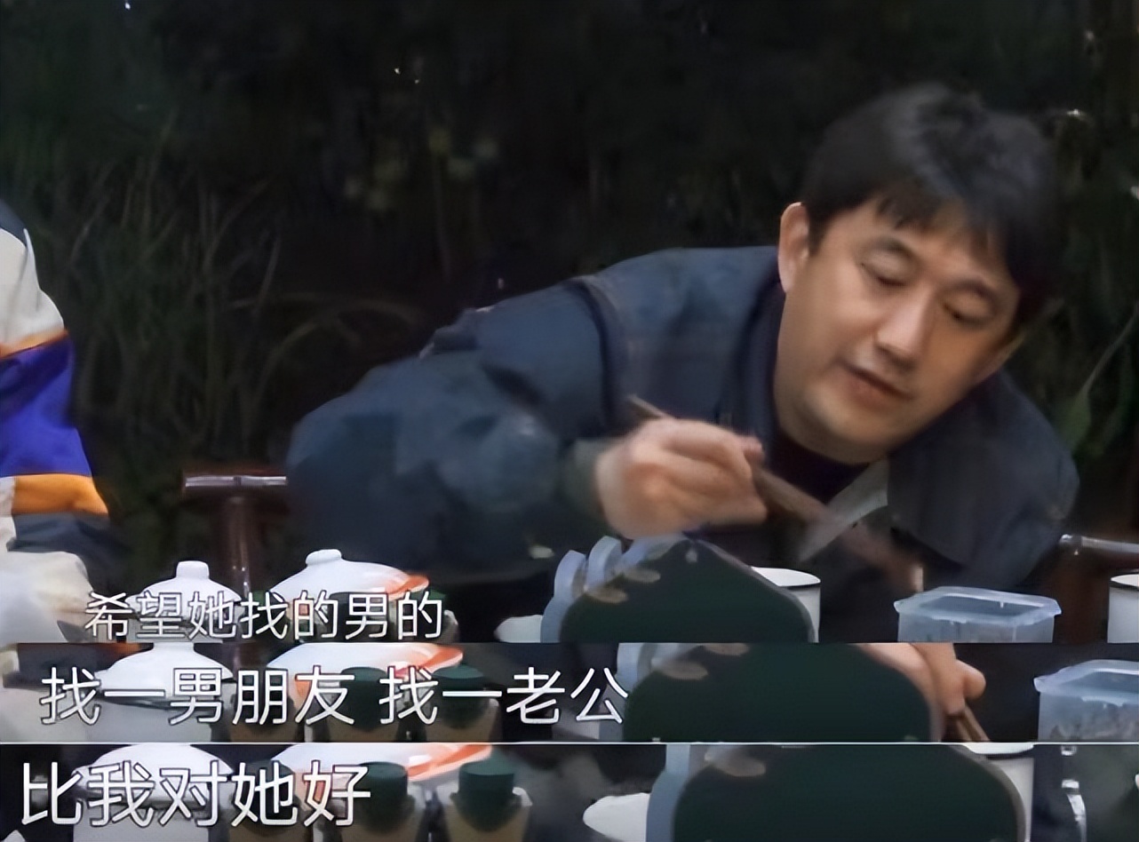 黄渤|16岁多多指导同学排舞台剧，手持话筒超干练，展现领导才能侧颜好俊