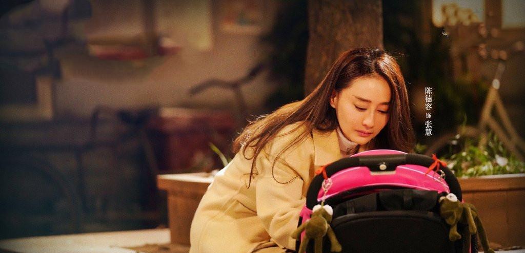 短发 48岁陈德容让人无地自容,穿学生制服扎双马尾,大把年纪比95后还嫩