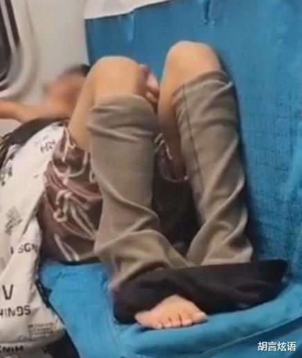 男子火车上半脱裤子躺在座椅上,网友: 全脱了,反而比较合适!