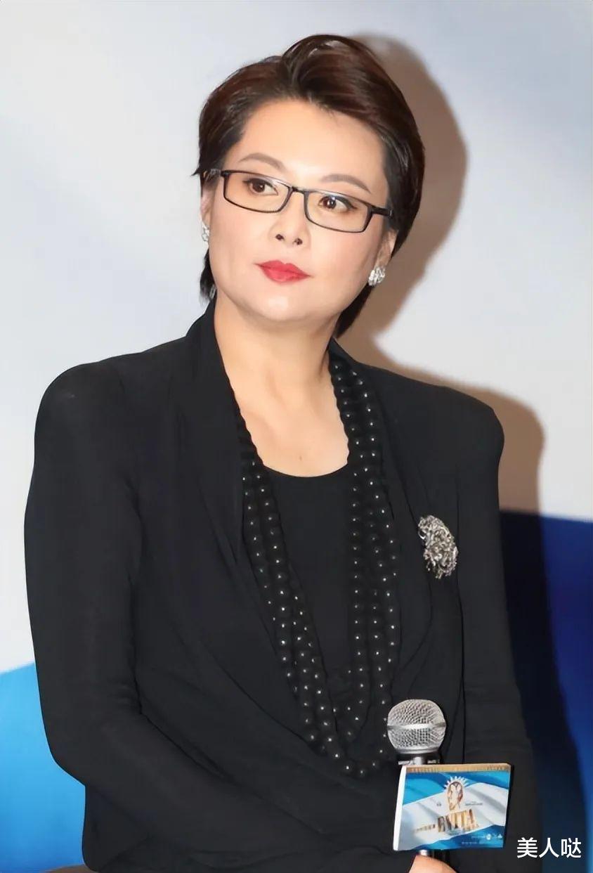 袁立|50岁袁立也难逃发福魔咒！穿垫肩裙霸气又高级，像极了女企业家