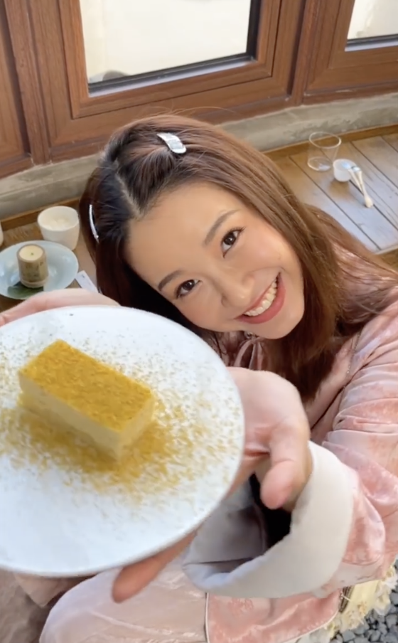 陈赫|张子萱高调秀幸福，被老公捏脸，用餐时陈赫帮撩头发互动甜蜜