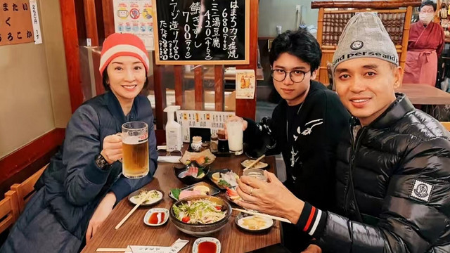 梁佩瑚|52岁港姐嫁内蒙古富商，婚后罕晒全家福，与继子逛街吃饭太开心！