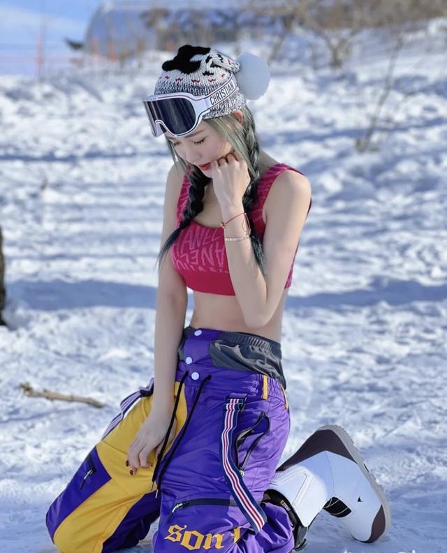 玩命|38岁李彩华冰天雪地下玩命只穿bratop拍写真：超级冷！