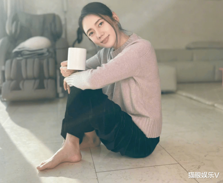 秋瓷炫|43岁秋瓷炫赤脚晒太阳，坐家中地板气质优雅，手拿咖啡十分惬意