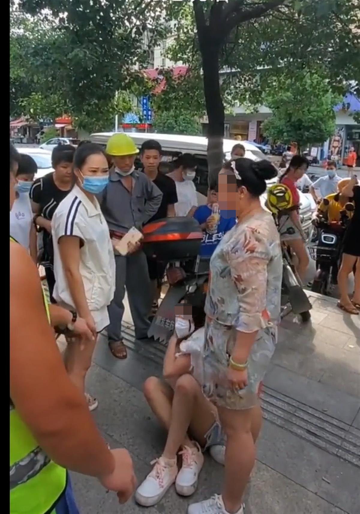 年轻女孩坐街头被人强行拉扯,还哭喊“我要回家”,广州警方介入