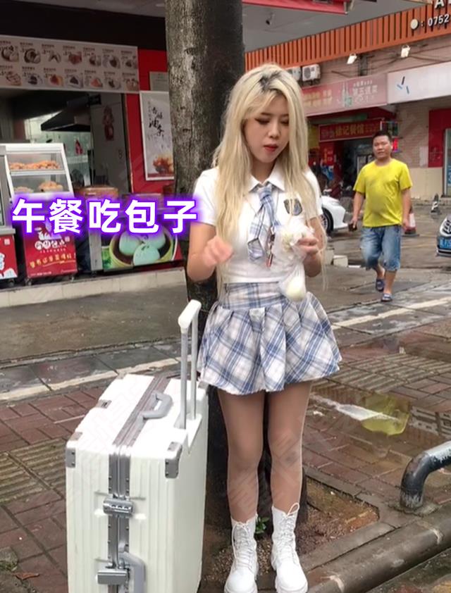 想红想疯了!广东一女子自称“露宿街头”,穿着短裙在桥洞打地铺