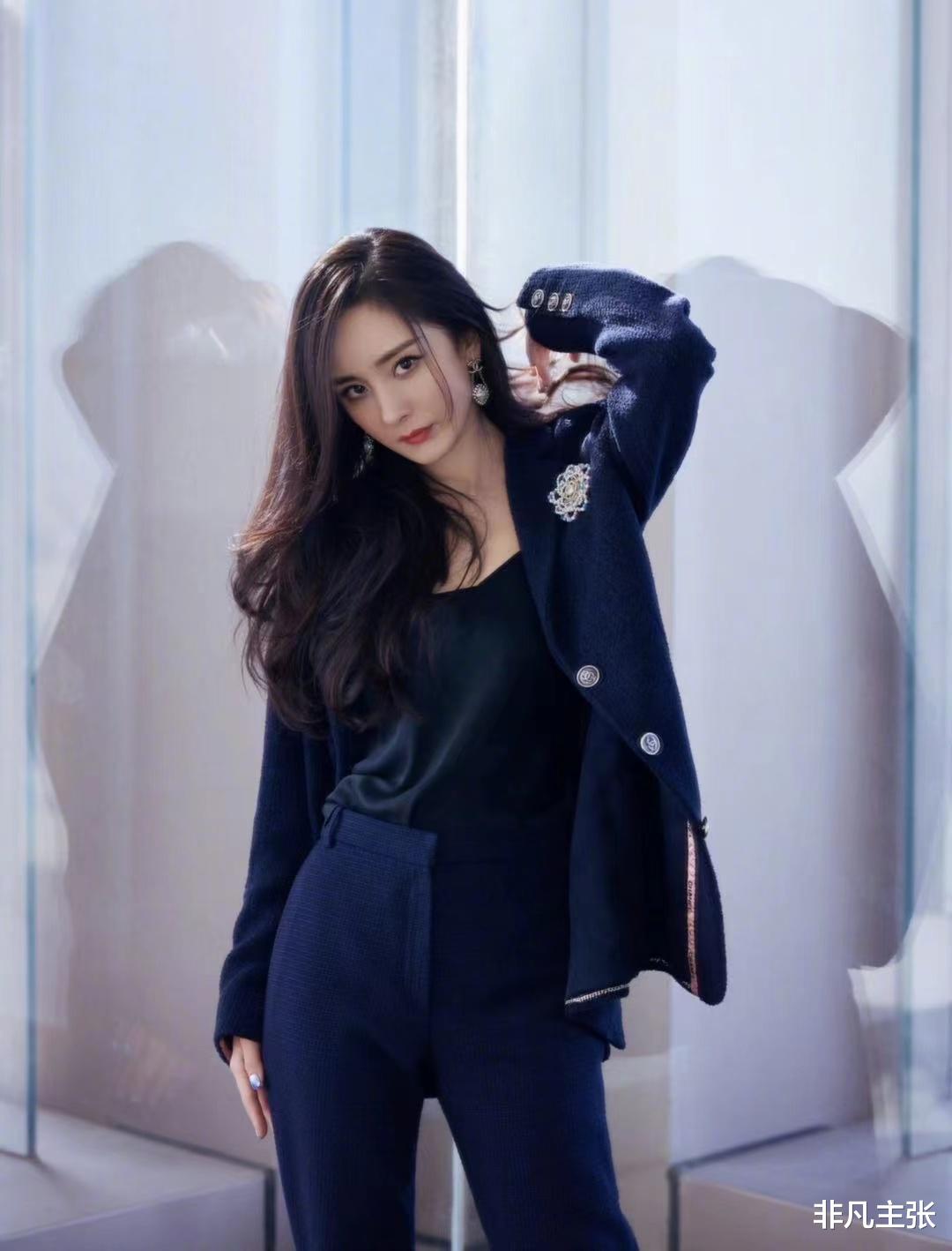 招聘|杨幂不再露腿，一身西装出镜，大女人气质尽显，轻松打造时髦高级职场风