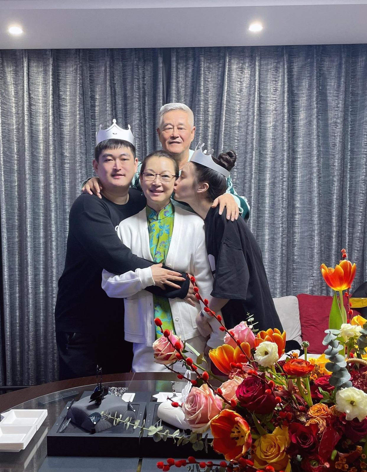 赵本山|赵本山26岁儿子接任刘老根大舞台总经理，登台致辞获赞年轻有为