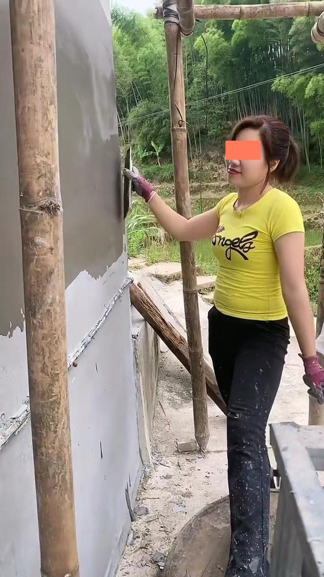 母亲透露有人愿来当上门女婿,女子兴奋不已,亲自动手装修房子