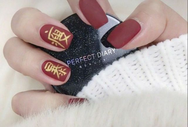 美甲 暴富显瘦、桃花、显白有气质！30款新年红色美甲范本图集