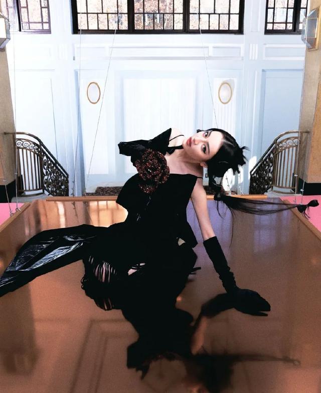 迪丽热巴|迪丽热巴穿黑色长裙超酷飒！新疆美女魔鬼身材太性感火辣